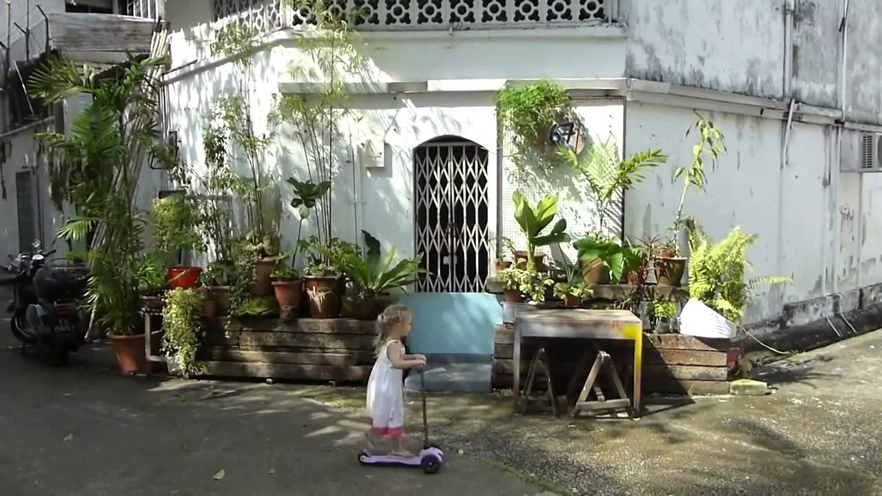 Cutesy 3-year-old girl scoots around Singapore’s top attractions – SG50